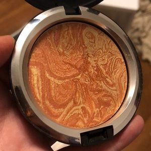 MAC LE fantastic powder- highlight/beauty powder